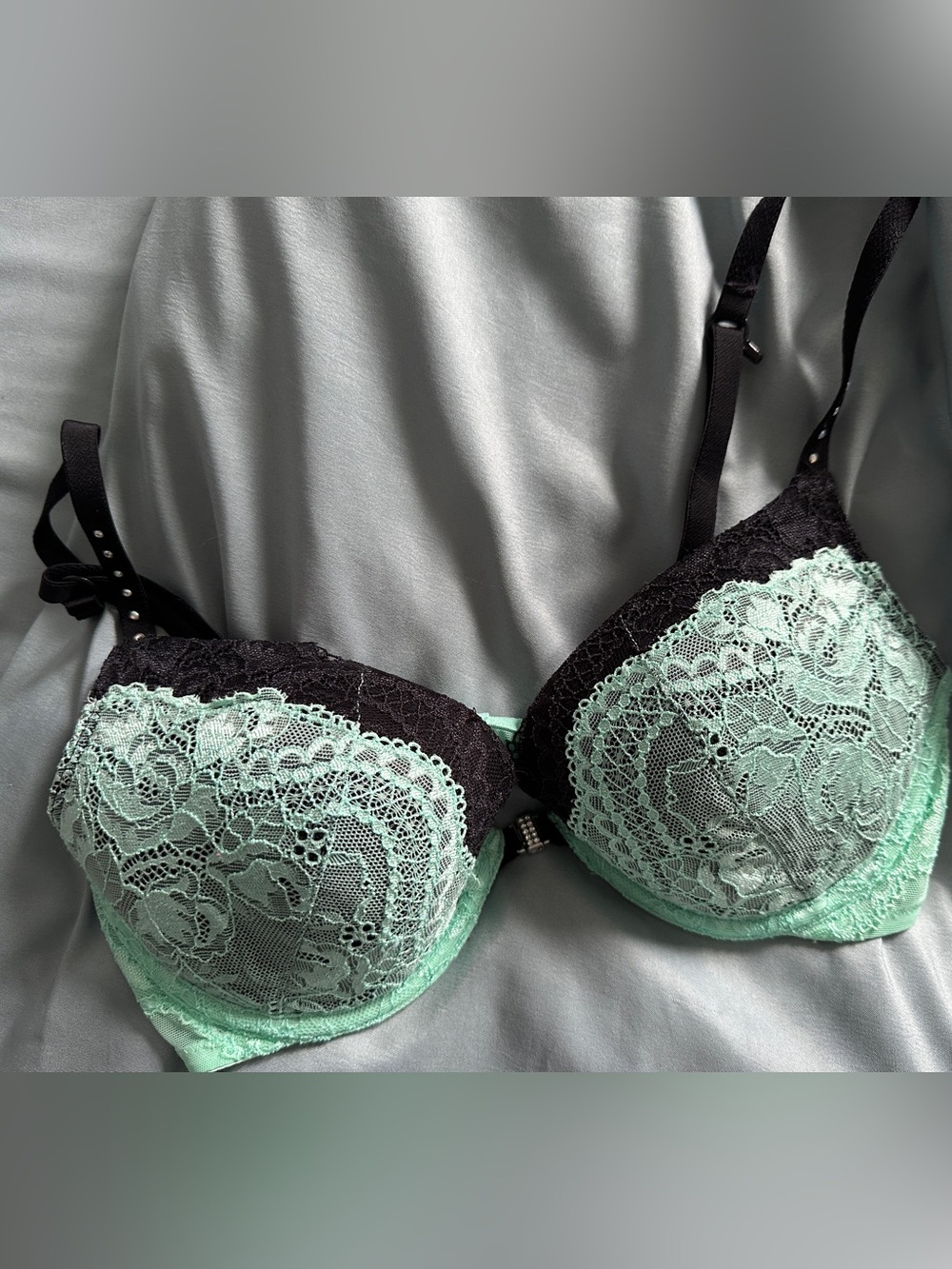 La SENZA beyond sexy Mint Green and Black Lace front closure bra